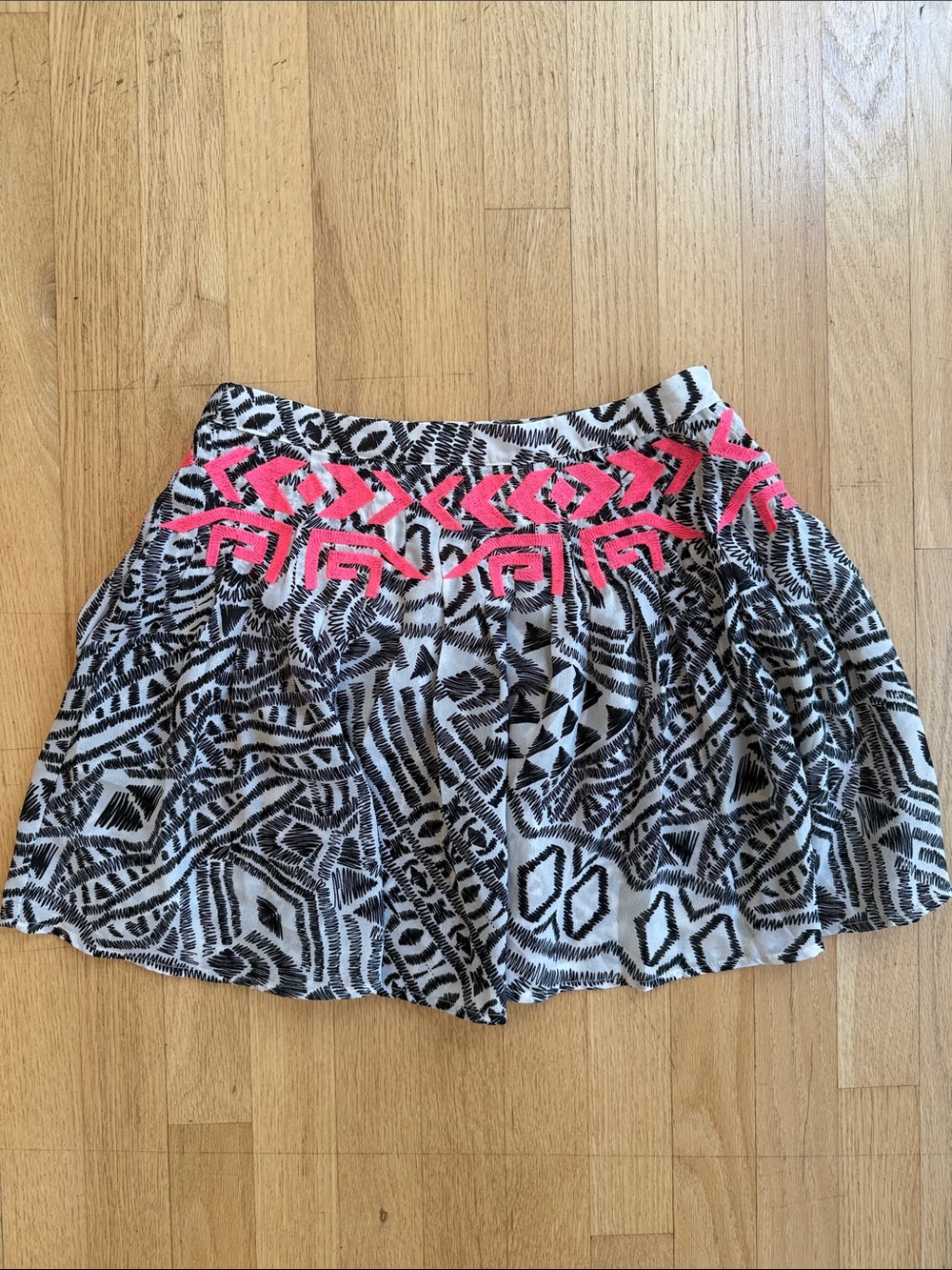 EUC: Millau Blk & Wht Aztec Print Cover-Up Skirt w/ Neon Pink Trim, Lightweight